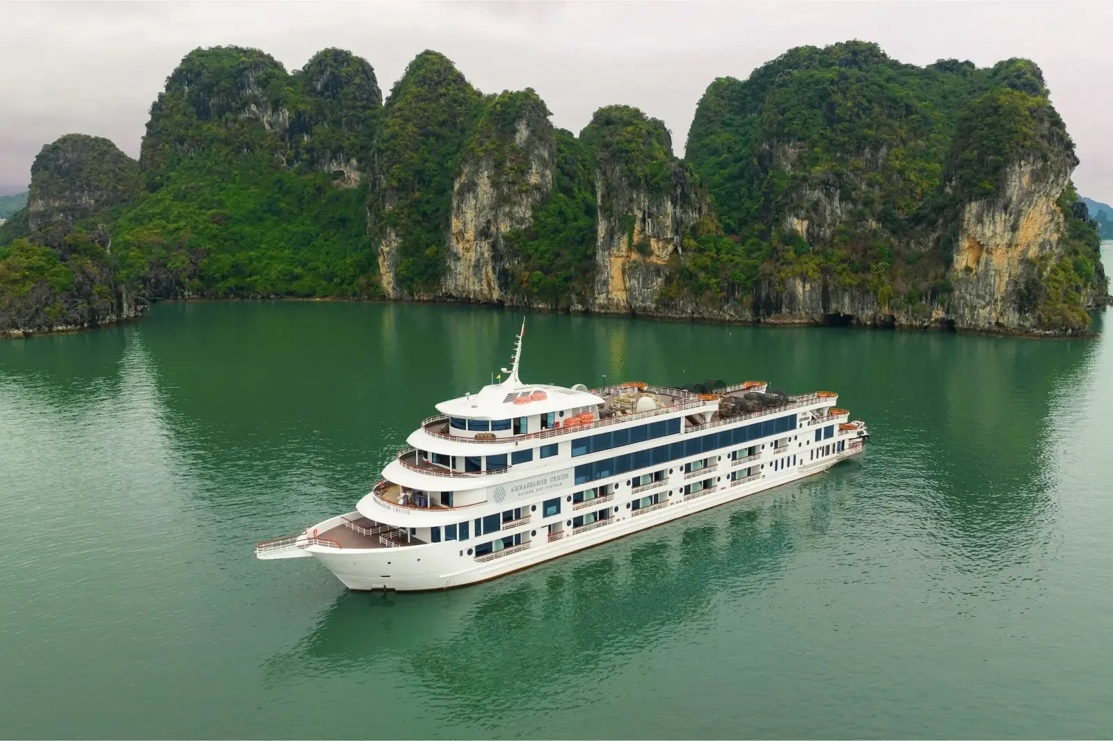 Tổ chức Teambuilding b&atilde;i biển b&ugrave;ng nổ cho Tour MICE Hạ Long - Tatravel